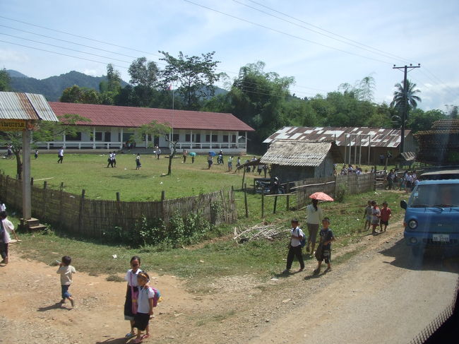 学校です。たくさんの子供たちが歩いてました。<br />