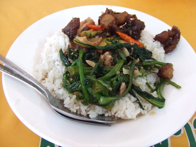 13時前、カーシーの町でお昼休憩です。なんと、このバスチケットにはお昼クーポンがついてたんですね〜☆<br />お皿にご飯が盛られてて、数種類の中から好きなおかずを3種類くらい乗っけてくれるんです。クーポンと引き換えにお皿をもらって席に着くと、店員さんがスープを持ってきてくれました。うれしい〜（´∀｀）<br />おいしかったです〜♪<br />でも、おかずの中に青唐辛子が入っていたのに気付かず食べてしまってメッチャ辛かったっす！！！