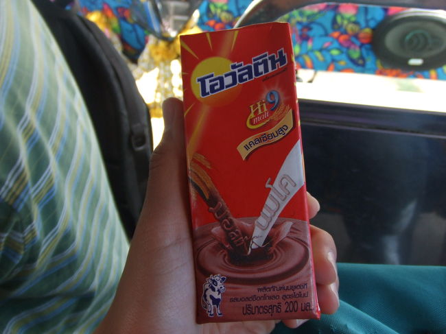 トイレに行った後、売店でデザートにジュースを買って、バスに戻って飲みました。味は、ミロみたいな、プロテインみたいなカンジ？<br />13:15、再び出発！