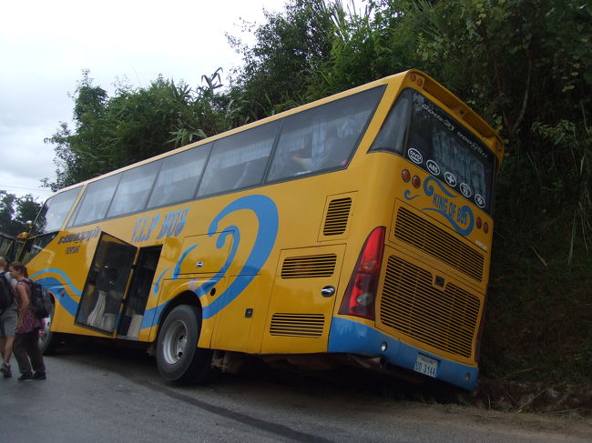 山間の景色は、とても見ごたえありました！<br />カーシーを出て2時間くらい走ったかな。くねくねの山道の中を上ったり下ったりしながらバスは進んでいました。突然、バスがガーン！と右側の壁面にぶつかって止まりました！！！いきなりすぎて何が起こったか一瞬分かりませんでした。とりあえず怪我人はなさそうです。右側は扉が開きそうに無いので、みんな貴重品だけ持って左側の扉から1人ずつ外に出ました。ちょうど村の手前だった為、村人たちがワラワラと見に来てました。どうやら道路が滑ってバスがスリップしたようです。しかも右のタイヤが溝に落ちてしまって動けなそうです。しばらく遠巻きに眺めていると、雨が降ってきたので近くの民家に雨宿りさせてもらいました。代替バスを待つと、2〜3時間はかかるらしい。どうしよ〜。。。<br />30分くらいたった頃、私の通路挟んで左側に座っていた2人組みが、通りすがりのマイクロバスをチャーターしてくれたらしい！私の事を覚えててくれて、乗らないかい？と声をかけてくれた。7人が乗って、みんなでシェアして1人50,000k。全然オッケーでしょ〜！助かった！！！