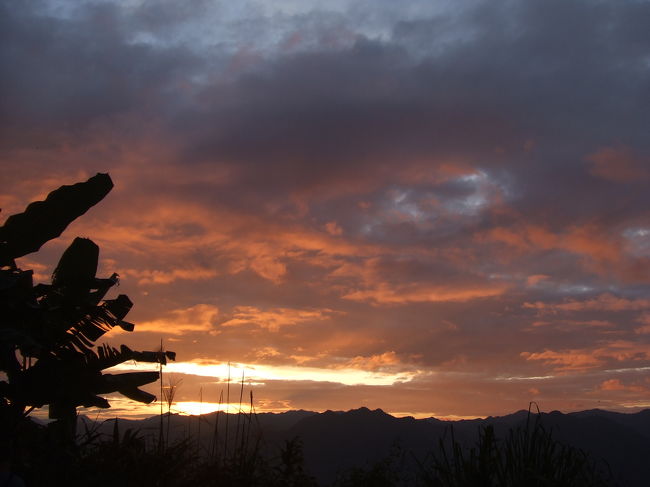途中、トイレタイムで止まった時の夕日がとてもキレイでした！<br />このバスに乗ったのは、チャーターしてくれたタイ人2人組(ガン＆チャンティム)と、私と、欧米人2人と、タイ人カップル2人の計7人。<br />それと、最初から乗ってたらしい現地人2人と運転手さん。<br />到着が夜遅くなるのが嫌だったから、ホントに助かったわ〜☆