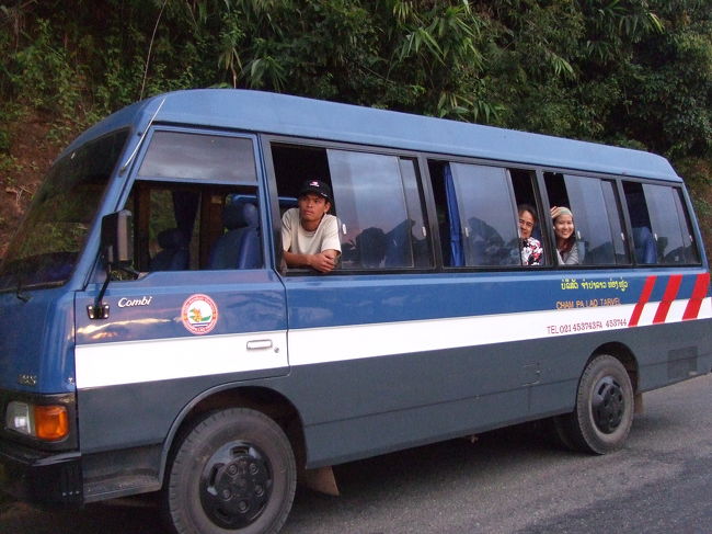 このバスです。<br />その後は順調に進み、19時くらいに無事ルアンパバン到着！ホッとしました〜。<br />とりあえず宿を探そうと思ったら、何度も来ているというガンが、みんなに宿を紹介してくれるらしい。欧米人2人はそこで分かれたけど、5人でぞろぞろと歩いた。またもやちょうどお祭りだったらしく、道にたくさんの飾られた山車みたいなのが出てる！至る所でバクチクの音。良くお祭りに出くわすもんだ。<br />