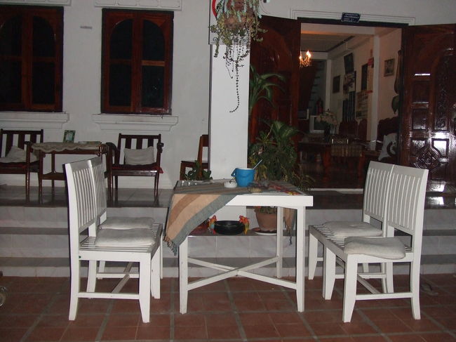 とにかく宿に到着すると、全員は泊まれないとの事。その宿にはカップル2人が泊まることになったけど、宿の女の子が別の宿に案内してくれた♪<br />みんな優し〜（*＾∀＾*）<br />私達3人が泊まることになったのは、"CHANH THA PHONE G.H."(チャンタポンゲストハウス)。良さそうなおばちゃんが迎えてくれた。フロントのバナナはフリーだそうです♪<br />部屋を見せてもらって、チェックイン！荷物をおろしたら、ガンとチャンティムと私の3人で夕飯を食べに行くことになった。