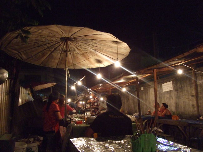 町にはナイトマーケットが開かれていて、その一角が食べ物屋台になっていました。<br />いろんな物が売られていますね〜！