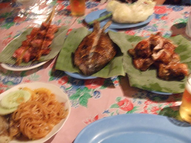 私はガンに勧められて、皿を一枚購入して、その皿にのせれるだけ好きなものを取っていいっていうヤツを買いました。麺類とか、ご飯類とか、揚げ春巻きとかをたっぷりのせました♪しかも安い！<br />チャンティムが、鳥と魚の串焼きみたいなのを買ってくれました。そしてガンがビールを用意してくれました！<br />とりあえず、無事到着したことにかんぱーい☆料理はどれも美味しかったです！！タイ人の二人に、ちょっとしたタイ語を習ったり、反対に日本語を教えたりと楽しい夕飯でした（＾ー＾）<br />食べている時にちょうど日本人ぽい女の子が前を通りかかりました。ガンが声かけてみたら？と言ったので、『日本の方ですか？』と聞いてみました。すると、『そうです！びっくりした〜！』と返ってきました♪ちょうどその子もこれからご飯食べるトコだったそうで、一緒に食べました。なんでもタイ（チェンマイ）に留学中で、今日はたまたまルアンパバンに観光で来ていたそうです。すでにタイ語をかなり話していました。すごいな〜！！！