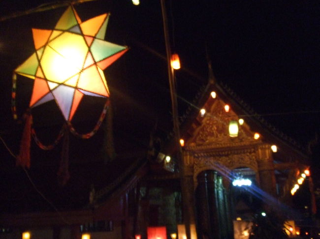 ご飯を食べた後は、ライトアップされたお寺を眺めながらナイトマーケットに行き、少しお買い物しました。やばい、楽しーー！！！
