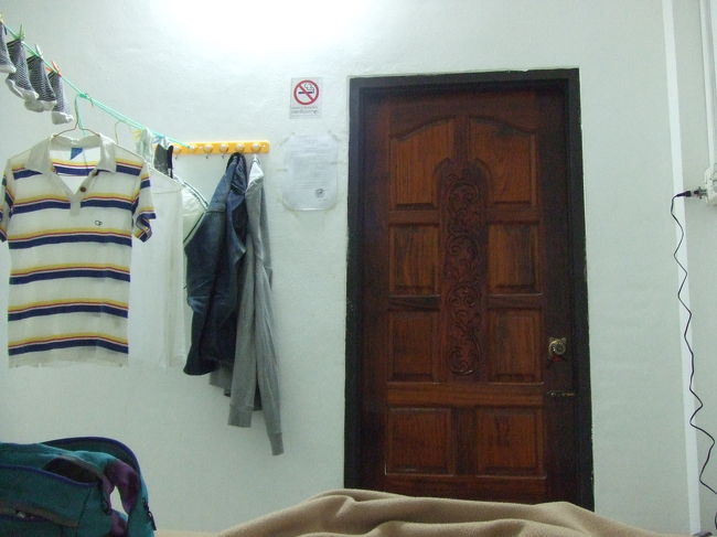 洗濯物は、こんな風にどこか引っ掛けられるトコロを2カ所探してロープを張って、持参のハンガーと洗濯バサミで干してました。（宿によってはハンガーがあるところや、干せるところがあるものもありました。）