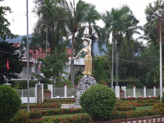 翌日。8時くらいに宿を出て、町の散策にくりだしました！世界遺産の町ですよ〜☆わくわくっす！！<br />とりあえず、昨日バスが到着したトコロに来てみました。夜だったから良くわからなかったけど、明るい時に来て、ココがどの辺なのかやっとわかりました。<br />私達の宿は、"Joma Bakery"っていうカフェの近くでした。