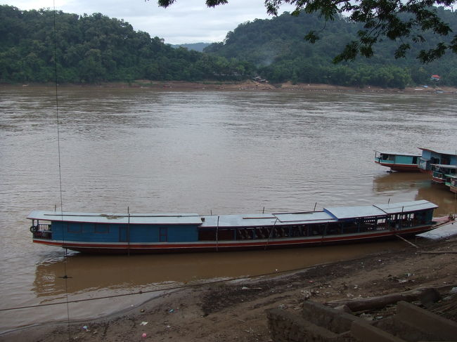 メコン川の近くだったので、とりあえず川沿いに歩いてみることにしました。川辺のレストランがたくさんありました。あと、スローボート乗り場があったり。