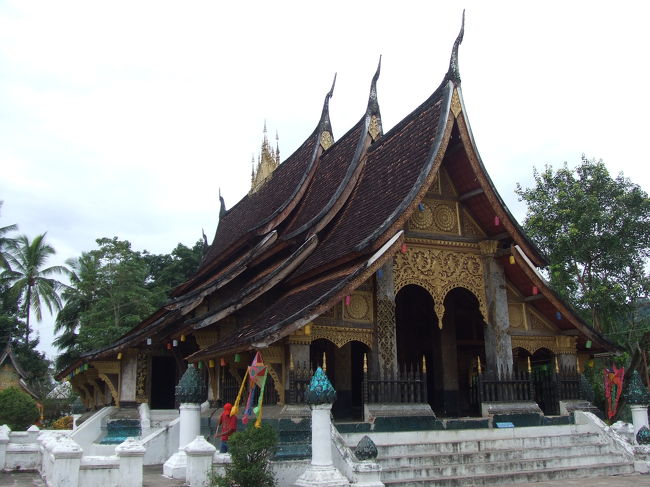 川沿いにまっすぐ歩いていくと、ワット・シェントーンに到着しました。ガイドブックには10,000kと書いてあったけど、看板には20,000kと書いてありました。値上がりしたみたいですね。お寺にいたお坊さんに、『コンニチワ』と挨拶されました☆ちょっとカンドーです（＞∀＜）