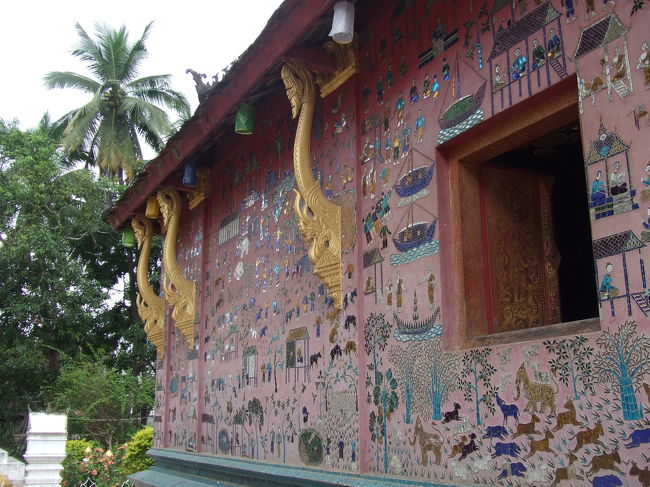 建物の壁一面にモザイク画みたいなものがありました。