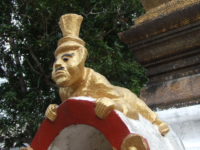 これが特に気になりました！仏様が座っている祠の上にしがみついているようなこのチョビヒゲのおじさん！！！何やってんだろうね〜（？0？）？