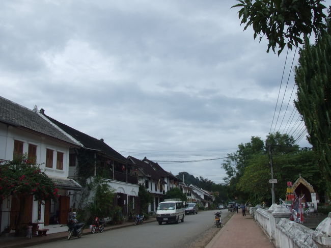 ワット･シェントーンを出て、街をプラプラしながらまた近くのお寺を何個か回ってみました。