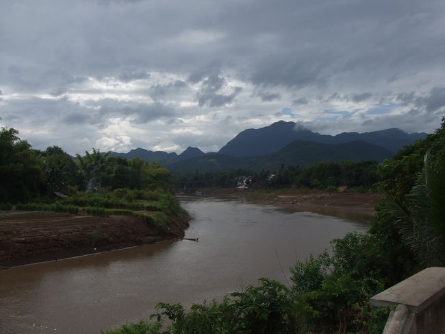 メコン川と繋がっている、カーン川。メコンよりは川幅がダイブ狭くなっています。