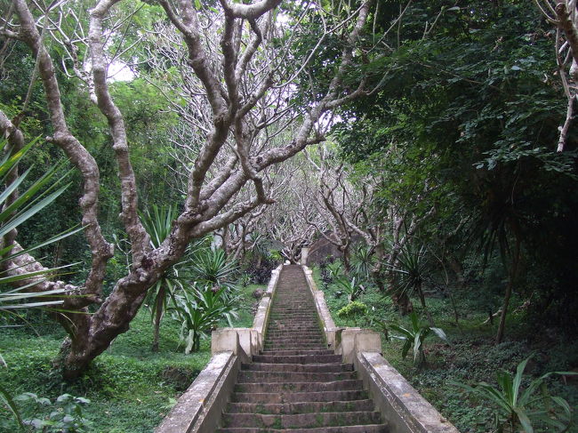 博物館のちょうど向かいにはプーシーの丘への入口がありました。入口すぐのところでは、おばちゃんや子供たちがお供え物やアクセサリーなどを売っていました。<br />途中で料金所があって、20,000kを払いました。丘の上へは階段を上って行くんですが、結構蒸し暑いので汗が流れてきます（−−；）