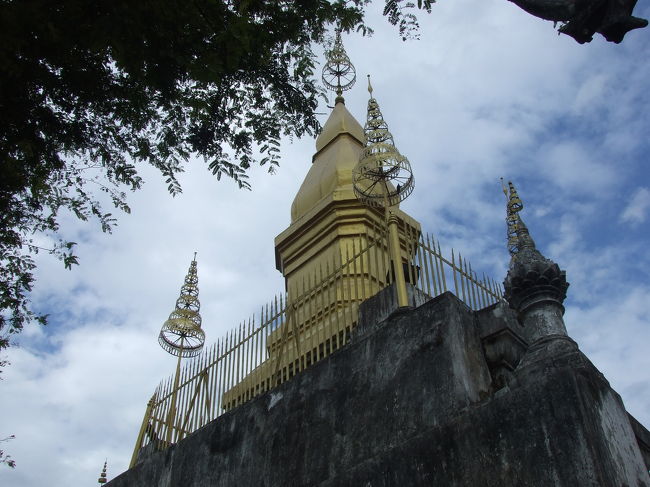 到着〜！ちょっと疲れた。。。<br />頂上にあるタート・チョムシーという塔。<br />夜間はライトアップされて、キレイです☆