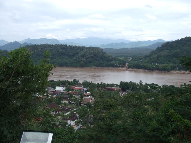 丘の上からの景色。町が見えますが、とっても緑がおおいですね〜！