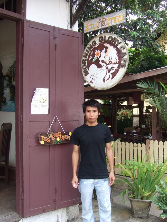 かわいい看板のカフェがあったので入ってみました。<br />兄ちゃん達が数人でやってるようでした。ここでも日本語で『コンニチワ』、とか『アリガトウ』とか知ってる日本語をいくつか言ってくれました。なんだかウレシイですね♪席に着くと、メニューをくれたのでミルキーウェイって名前のフルーツシェイクを注文しました。ヒマだったんで持っていた折り紙で鶴を作ってました。店員の1人が気になったらしく、『これは何？』と聞かれたので、『鳥だよ。あげる。』と言ってあげたら喜んでくれました。う〜ん、みんな笑顔がステキです☆<br />その後も少しお話して、記念に写真撮らせてもらって店を出ました。お兄さん、ちょっと緊張気味？(笑)