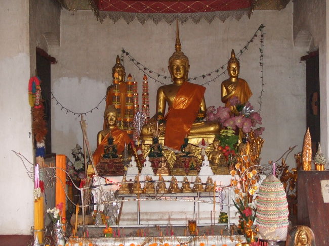 塔の中の仏様。