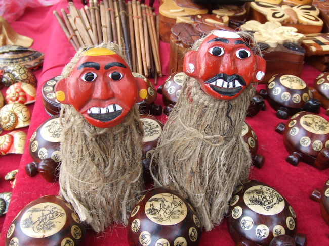 丘を降りたところで、子供たちから買い物をしてみました。女の子からはブレスレット2つと、ピアス1つ。んで、男の子からブレスレット2つをそれぞれディスカウントしてくれたので買いました♪<br />写真のこのヘンな置物。幸福になれるっていうことで、かなりアピールされたけどちょっと荷物になるしってことでお断りしときました（＾＾；）