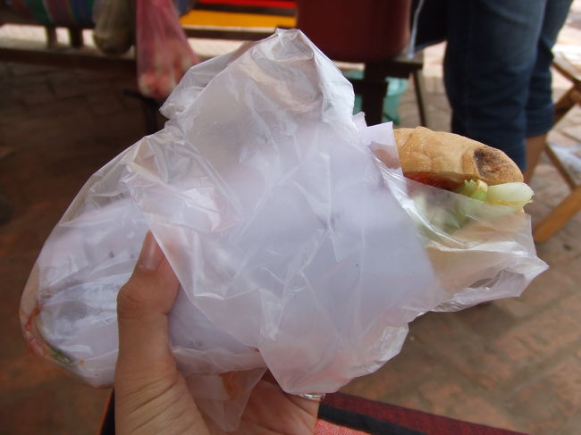 朝はまだシェイクしか口にしてなかったので、そろそろお腹も減ってきました。11時前だったけど、早めのお昼にしました。ナイトマーケットをやってた辺りに、昼間もいろんな屋台が出来てたので、屋台でバゲットサンド(チーズとタマゴ入り）とラオスコーヒーを買いました。コーヒー屋さんでイスを貸してくれたので、町の様子を眺めがなら食べました。<br />屋台はやっぱ安いっすねえ♪バゲットサンドはとってもお気に入りなのです！安い上に、野菜とかいろいろ盛りだくさんで具が入ってて美味しいから！！