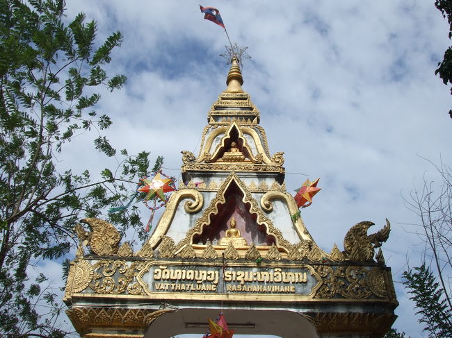 次のチケットも確保して安心したところで、ちょっと喉が渇いたのでまたまたカフェへ。"Le Tam Tam Garden"ってトコでレモンジュースを注文しました。ドコ行こうかな〜？って地図を見たりしながらくつろぎました。店の奥では店員たちが、カードゲームをやっています。(カンボジアもだったけど、みんなカードゲーム好きなんですね〜！いろんなトコでやってました。)<br /><br />今度はワット・タートルアンにやってきました。<br />入場料10,000k。