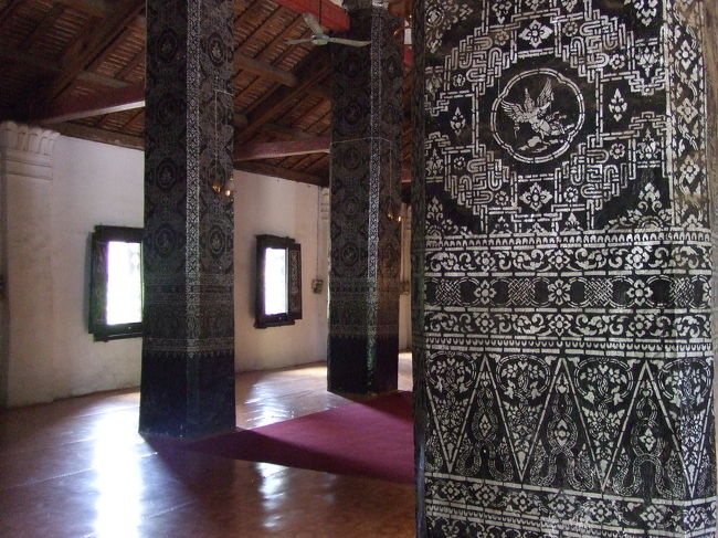 チケットのおばちゃんから、中に入っていいよ〜、と言われたので、靴を脱いで入ってみました。中もまた細かい装飾が柱にいっぱいありました。