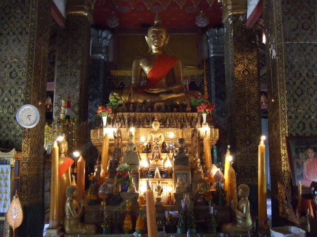 一番奥にはやっぱり祭壇が。キンキラキンですね。