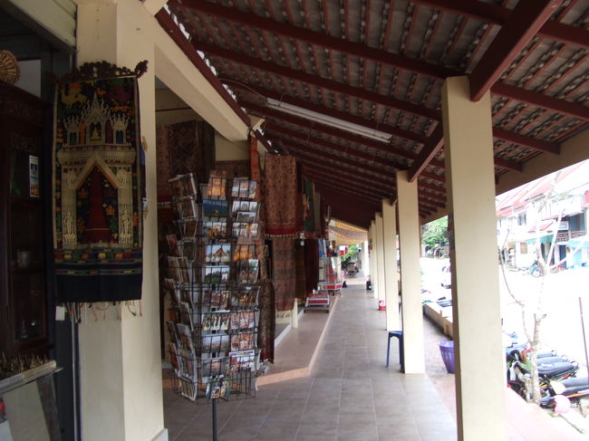 またぷらぷら歩き、タラートダラー(市場)へ到着。一回りしてみたけどちょっと高そうだったから、やっぱ買い物はナイトマーケットだ！何も買わず（＾皿＾）カフェにだけ入りました。