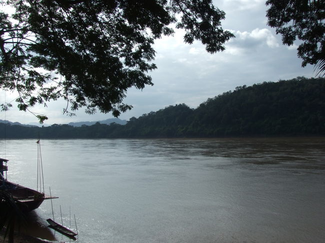 その後、またメコン川へ戻ってきました。これでほぼ町をひと回りできたかな？しばらくメコン川を眺めてボーっとしてました。<br />よーく見ると、川辺で何か洗ってる人達がいます。近くにいた人に聞いてみたら、なんと牛の腸だということでした！！うおー、なげーーー。。。