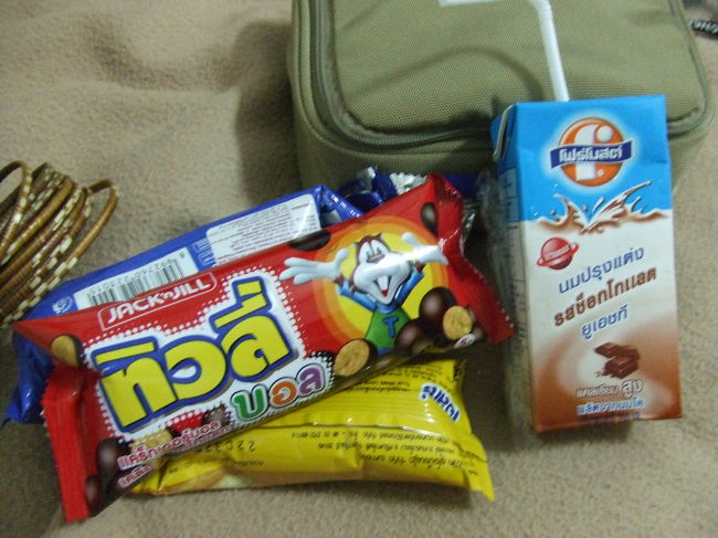 宿の近くの売店で、ジュースとお菓子を買って宿に戻ってきました。かなり汗だくになったので、シャワー浴びて洗濯をして、今日の収穫物を眺めたりしてたらもう夕方です。ちょっと涼しくなってきたかな。