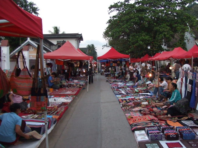 食べ終わると、張り切ってナイトマーケット散策です！かわいいものがたくさん売ってて、いろいろ欲しくなってしまうのです〜（´∀｀）