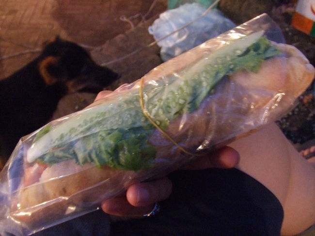 フルーツシェイクの近くの屋台で、またまたバゲットサンドを購入！今度はチキン入りです。マーケットの脇に腰かけて食べました♪