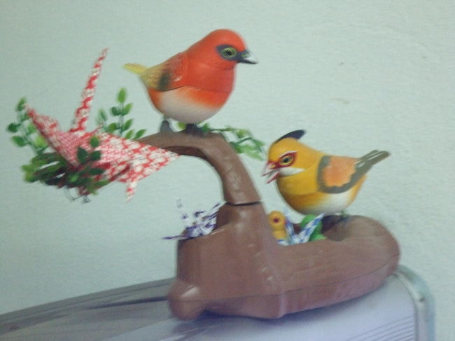 宿に置いてあった置物です。鶴だ〜！私が昼間におばちゃんにあげたのも、下のほうにのっけてくれてました♪<br /><br />翌朝も早いので、支払いを済ませておきました。2泊で120,000kです。洗濯して、シャワー浴びて、お休みなさい。