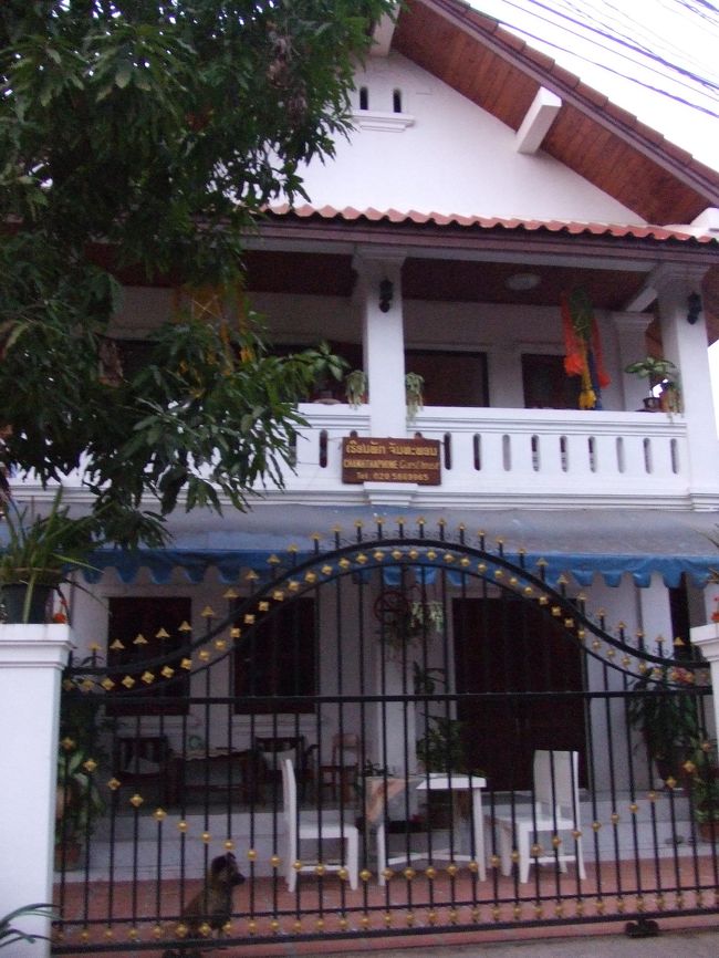 早朝6時です。昨日の支払いの時に、宿のおっちゃんに『6時くらいに宿の前でトゥクトゥク拾って行くといいよ』と言われたので5時に起きて、準備して、6時にチェックアウト。<br />宿の前にはなかなかトゥクトゥク通らなそうなので、ちょっと歩いて大通りへ出ました。