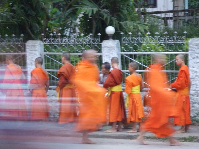 大通りでは、托鉢の最中でした。たくさんのお坊さんが歩いています。早起きして、ちょっとラッキーです☆