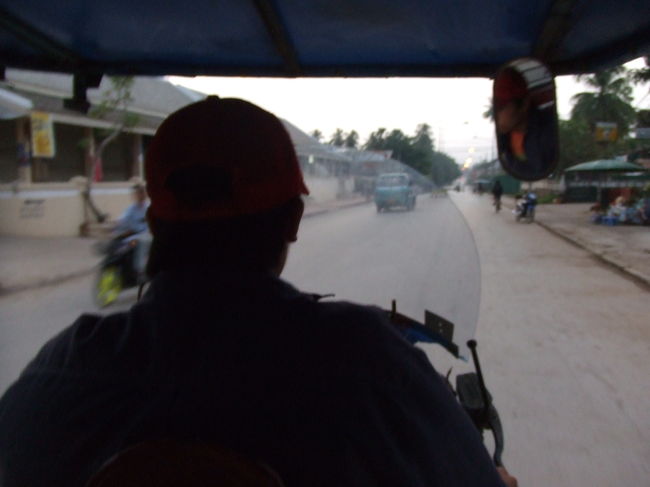 しばらく托鉢風景を眺めて、ちょうど通りかかったトゥクトゥクをゲットしました！（ドライバーは俳優の柳楽君に似てました♪）<br />スピードボート乗り場まで40,000k。20分弱かかりました。ちょっと遠いんですね。<br /><br />もうすぐラオスも終わりです。