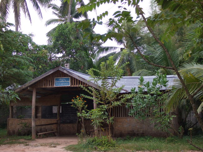 到着しました。スピードボート乗り場！<br />6:25くらいに着いたら、まだ門が閉まっていたので不安だったけど、30分きっかりに開きました☆（そこからが長かったんですが。。。）<br />中にはおじさんが1人いるだけで他にはだあれもいません。川へ降りる階段に腰を下ろしてボーっと流れを見ていました。そのうち売店のおばちゃんがやって来て売店が開き、7時くらいにようやく他の旅行客がちらほらやって来ました♪良かった〜。8時にオフィスが開き、（先着順って聞いてたので）すぐにチェックインしました。チケットには8時半出発って書いてあったけど、なかなか声がかかりません。ホントにお客さん集まらないと出発しないんですね〜。<br />そして、人もかなり集まってきた9:30。ようやく出発の声がかかりました！