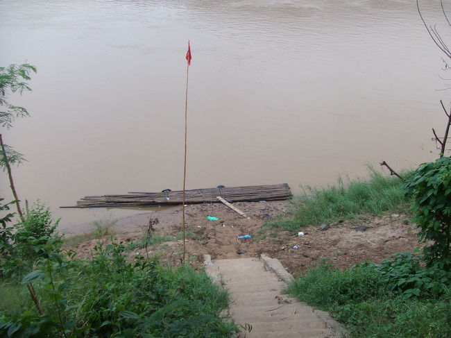 この乗り場が結構不安定で重い荷物を持っていただけに、あやうく川にドボンするとこでした（＞＜；）<br />竹を集めてロープでくくっただけなんですよね。