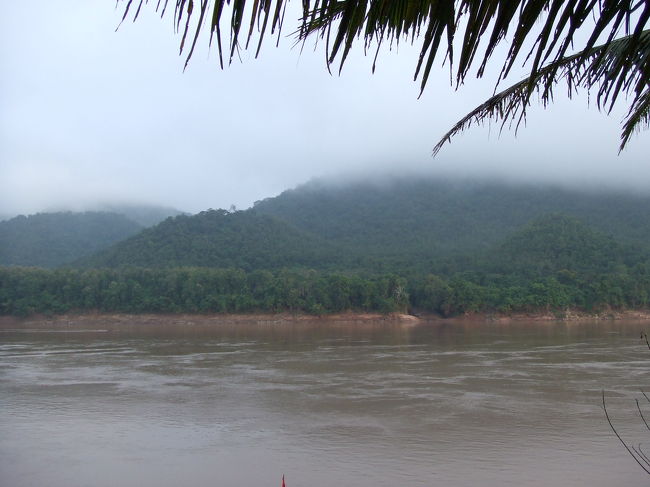 このメコン川をフエイサイまでボートで遡って行くのです。