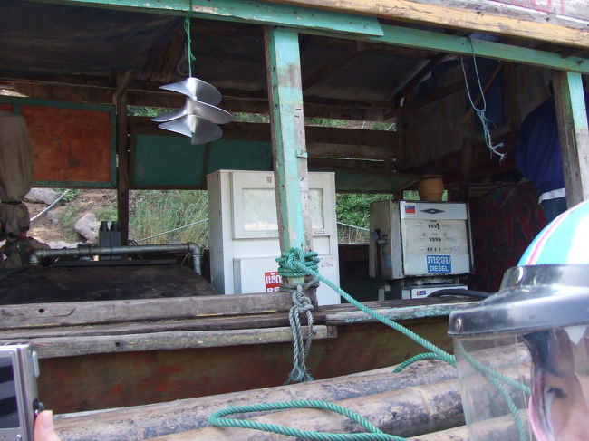 ボートに乗り込むとすぐにヘルメットが配られ、この写真の水上給油所でボートに燃料補給している間に、救命胴衣を装着しました。