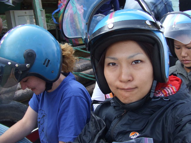 狭いボートには、私を含めて7人の乗客（現地人2人と、欧米人4人と私。全員女の子）とドライバーの合わせて8人が乗りました。二人ずつ並んで座ります。お尻と背中のところには、一応クッションが敷いてありました。