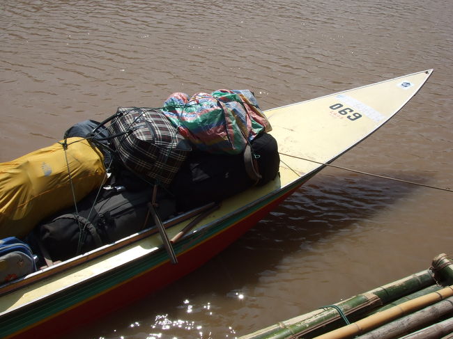 11時頃、トイレ休憩の時間です。お尻が痛い。。。トイレは川岸に浮いている小屋にありました。1,000k支払って借ります。