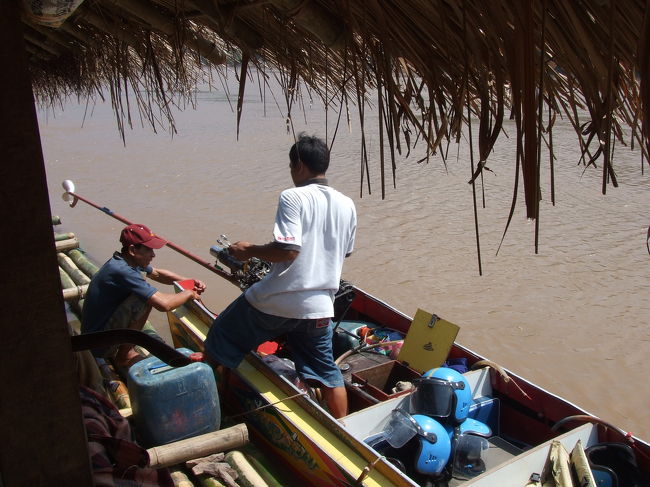 休憩中、なんだかボートの修理をしています。（ダイジョブか？？？）どうやらスクリューが付いている棒が少し曲がってしまったらしいです。<br />ドライバーが叩いて直してました（＾＾；）