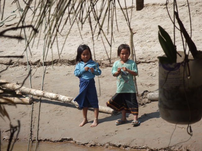 休憩の間、欧米人の女の子が1人川辺で遊んでいた子供たちの中に入って一緒に遊んでいました。若いなあ〜☆