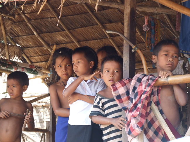 修理の為、結局1時間くらい休憩して12時すぎにようやく出発です。遊んでいた子供たちも見送りにやって来てくれました。じゃあねえ〜♪