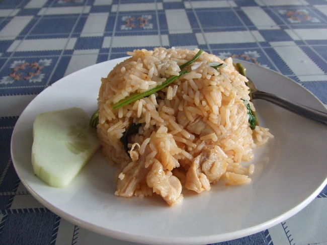 修理の後は順調に進み、13時過ぎにお昼休憩場所に到着♪フライドライスチキンとホットミルクコーヒーを注文。（だけどコーヒーは忘れられちゃったみたい。ま、お会計には入ってなかったからいいけど。）ご飯はちょっとピリ辛で美味しかったっす！<br />と、外をみるとどうやらボートの入れ替えをやってる模様。荷物間違えないでね〜！とちょっと心配したけど大丈夫でした。14時すぎに再び出発！