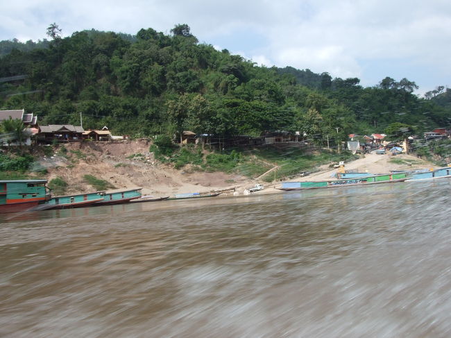 さて、いよいよ出発です！！！<br />エンジンがかかり、爆音とともに徐々に加速していきました。『すげー！はえ〜〜〜〜！！』たまに死人が出るって言うのもうなづけます。これは事故ったらかなりぶっ飛ぶでしょうね。時々水しぶきがかかるので、濡れてもいいカッコがいいかと思います。みんな服の下に水着を着てました。<br />途中、スローボートと何度もすれ違いましたがスローボートはゆ〜ったりなカンジです。たまに乗客が手を振ってくれたりしました。