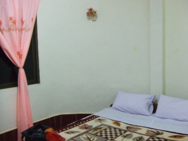 乗り換えたボートはかなり調子が悪かったらしく、何度も途中で止まってはオイル入れ替えたり、修理したりしていた。は〜、いつ着くのかな〜？？？<br />で、ようやく17時半くらいにフエイサイ到着！（2時間遅れだよ）乗客はみんなタイ側に渡るとのこと。現地の子の話では18時にイミグレが閉まってしまうらしいので、急いでみんなでトゥクトゥクに相乗りして向かった。<br />ぎりぎり17:50頃イミグレに到着したけど、もう最終の渡し舟が出てしまったから明日にしてくれ。と追い返されちゃった（；；）<br />これでフエイサイに一泊決定。でも運良く宿はイミグレの近くでスグに確保できました。シャワー＆トイレは男女別の共同だけど、部屋はきれいでなかなかイイとこです。