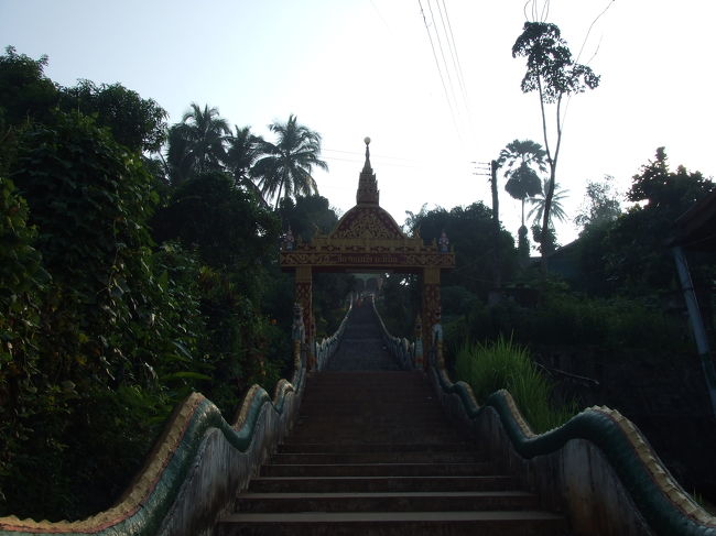 フエイサイの朝、ちょっと早起きしてサンポへ。宿のすぐ近くにお寺へ行く階段があったので上ってみました。